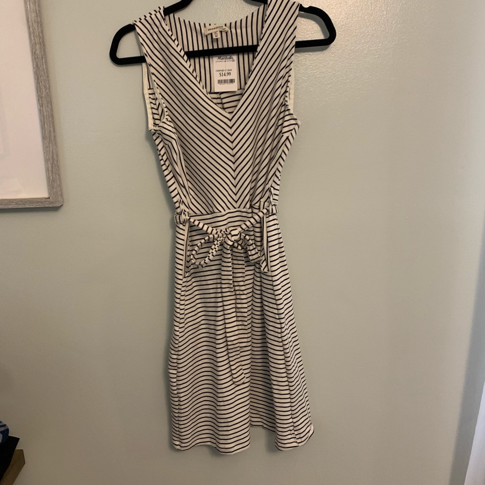 ✨NEW✨NWT STRIPED V NECK DRESS SZ M